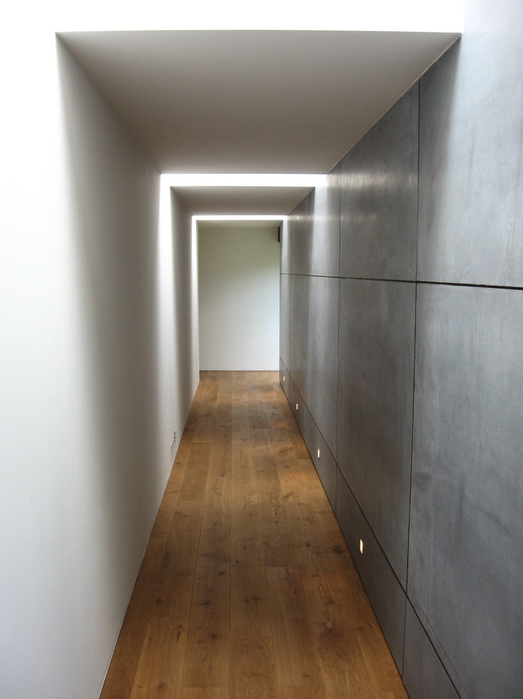 Дом в соснах у пруда