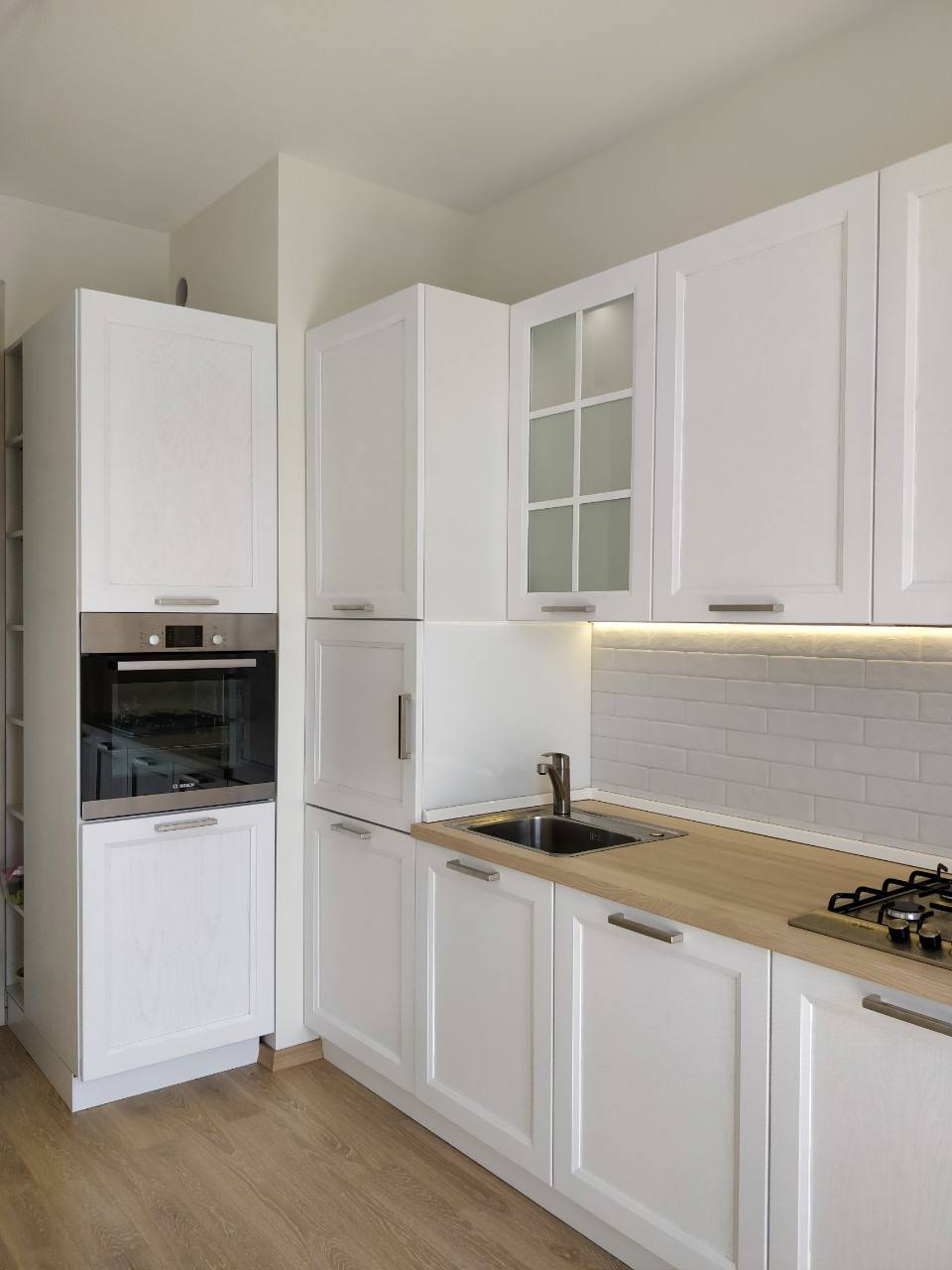 Белая деревянная кухня на берегу Балтийского моря