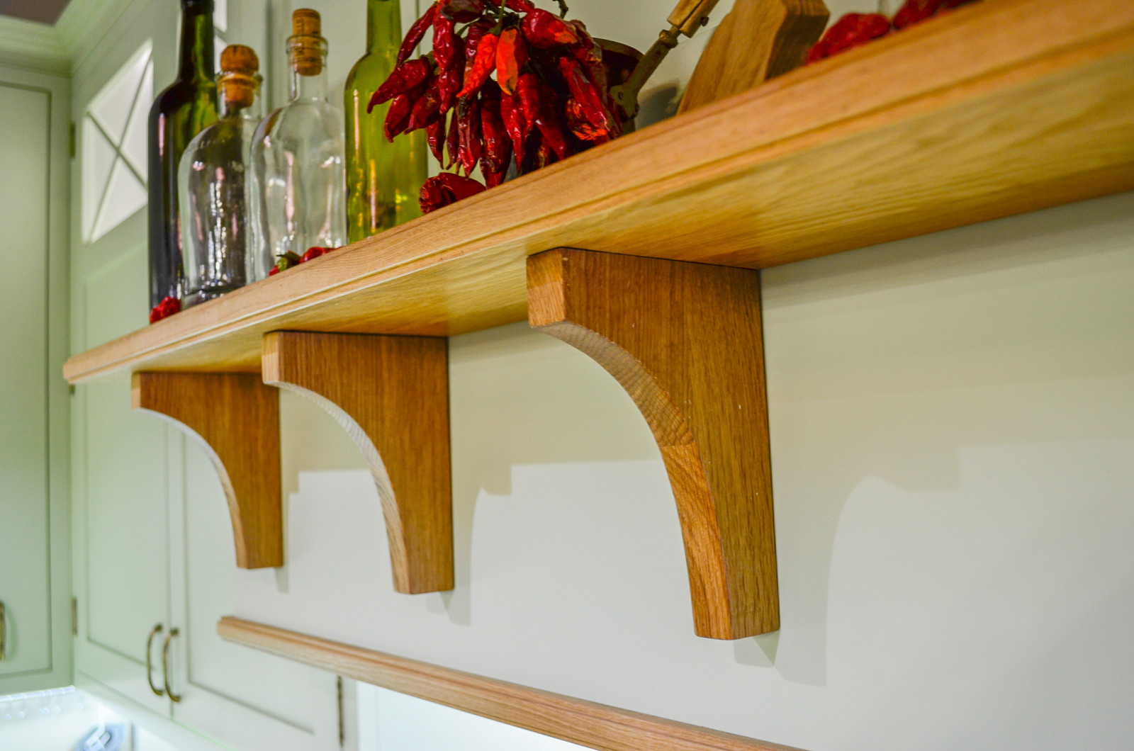 Нежно-зеленая кухня в американском стиле с островом