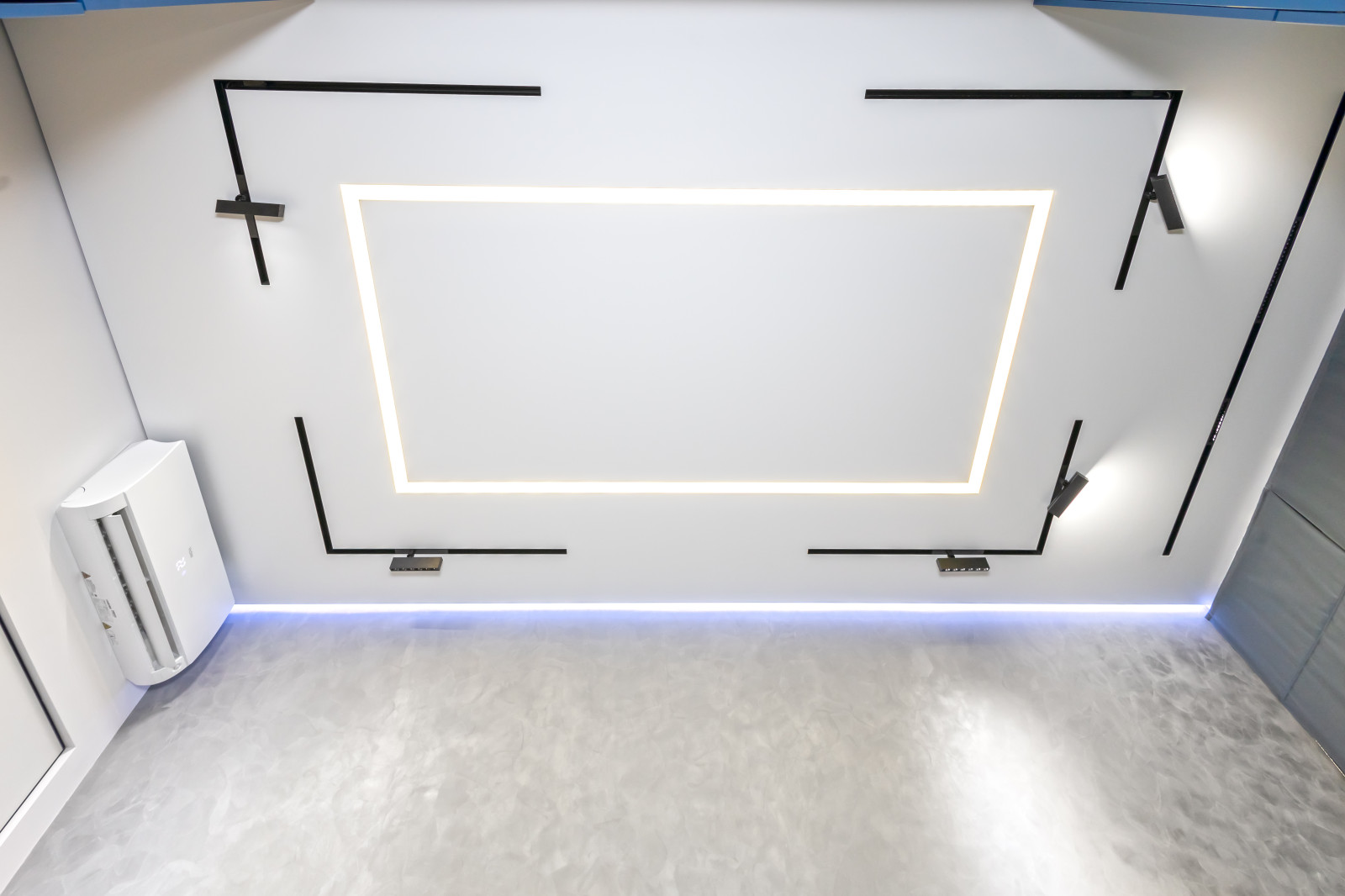 Установка натяжных потолков в квартире.