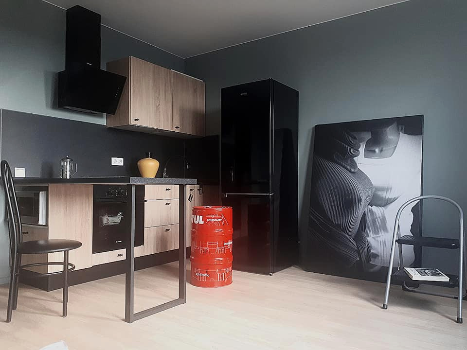 Обложка проекта: Модное фото в интерьере на холсте