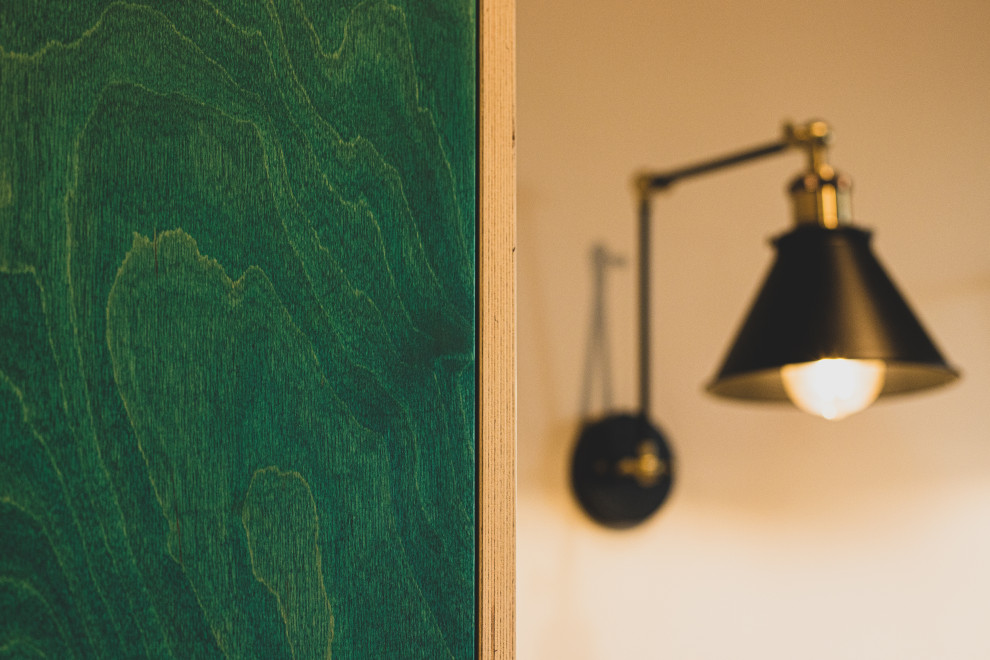 Кухня из фанеры с открытыми торцами ящиков.