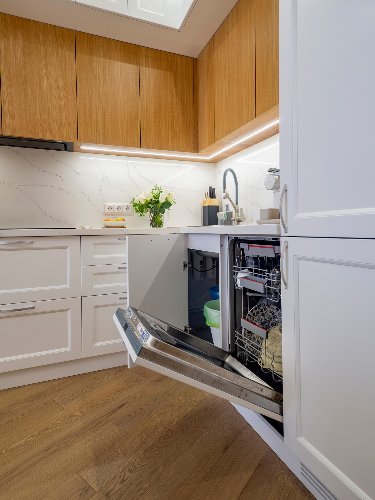 Уютная белая неоклассическая кухня с элементами под дерево