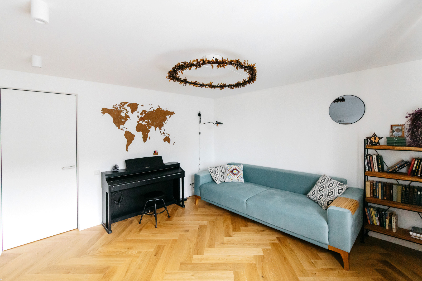 Диван - кровать и электро - пианино. Помещение для хобби