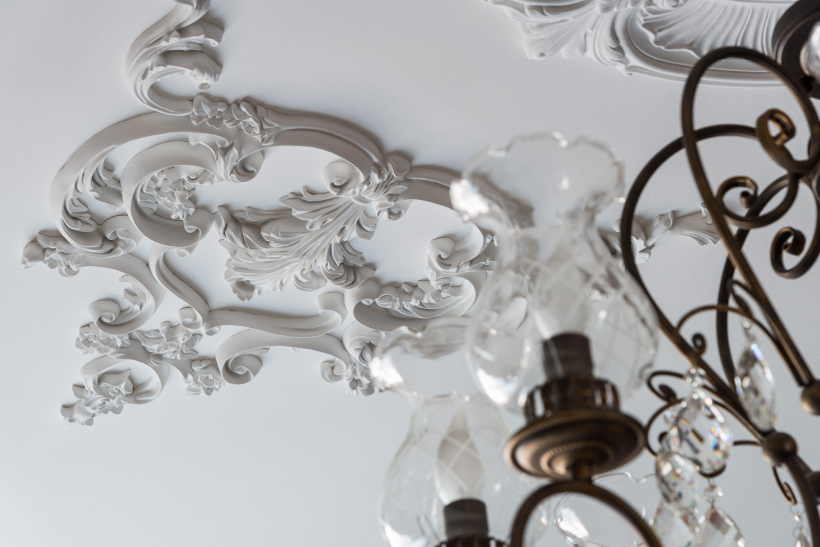 Лепнина на потолке в интерьере