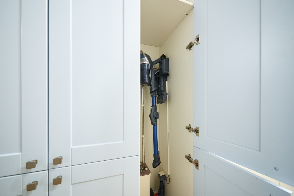 Кухня из эмали и шкаф для хранения