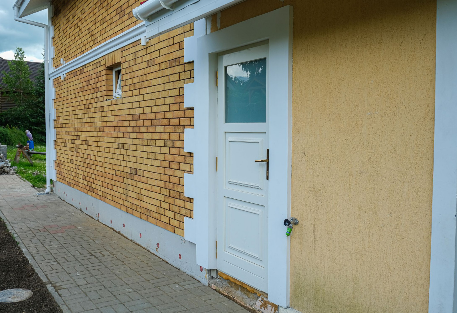 Деревянные современные окна для загородных домов