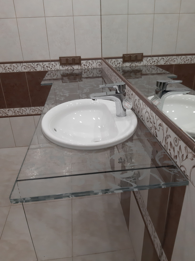 Обложка проекта: Столешница из осветленного стекла с пескоструйной обработкой для ванной комнаты