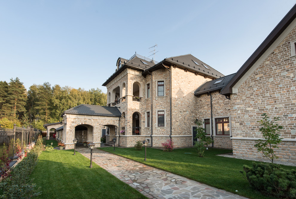 Главный фасад дома, вид из угловой беседки