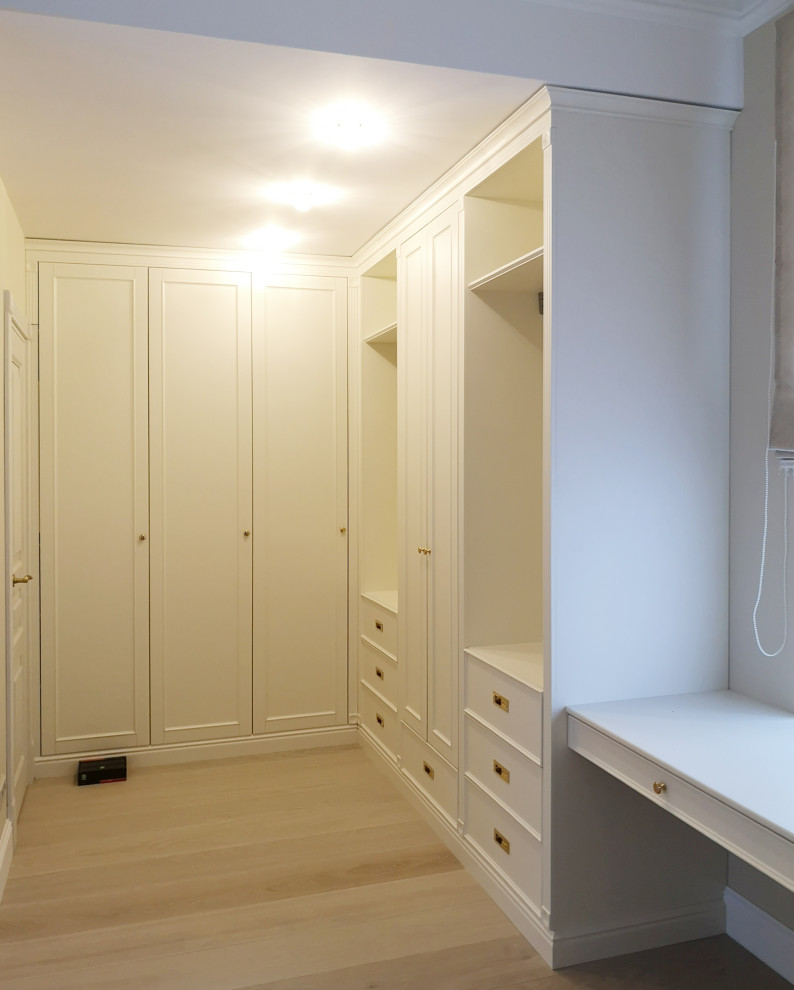 Фото готового интерьера. Второй этаж загородного дома, пространство спален в дом