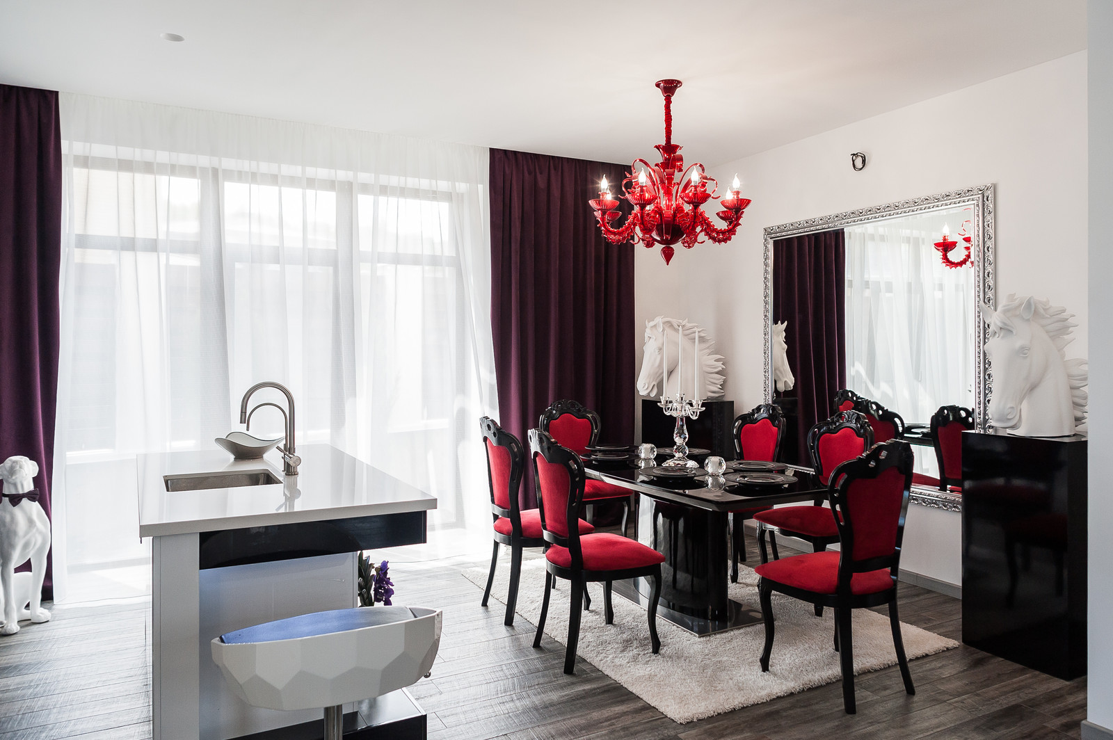 Дом с лошадиным бюстом