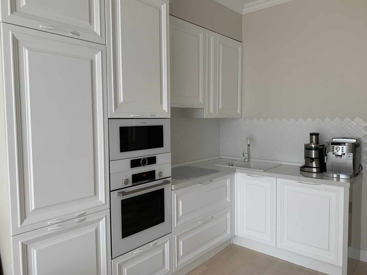 Светлая однокомнатная квартира в неоклассическом стиле