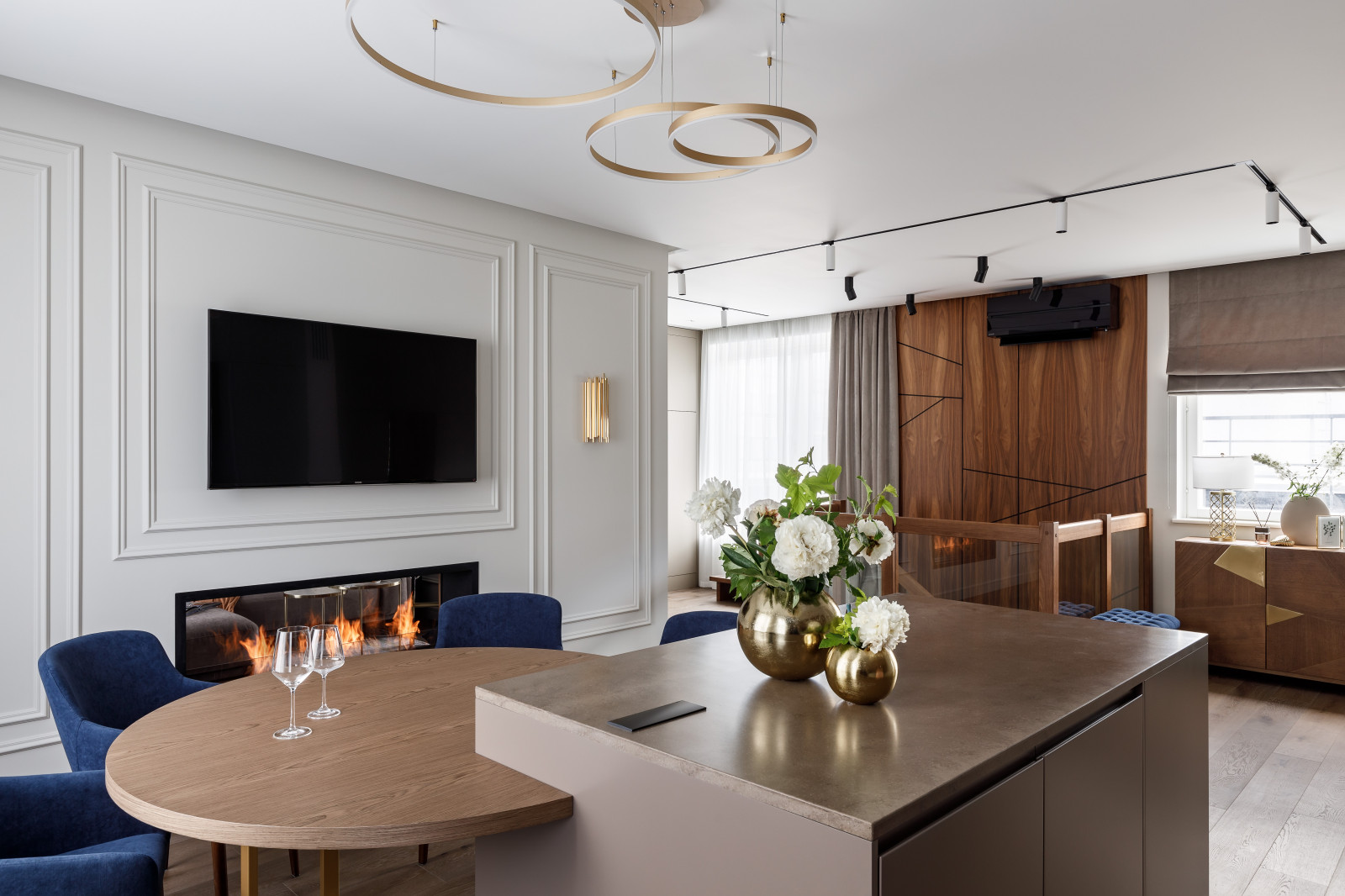 Двухуровневая квартира с лестницей из дерева и стекла