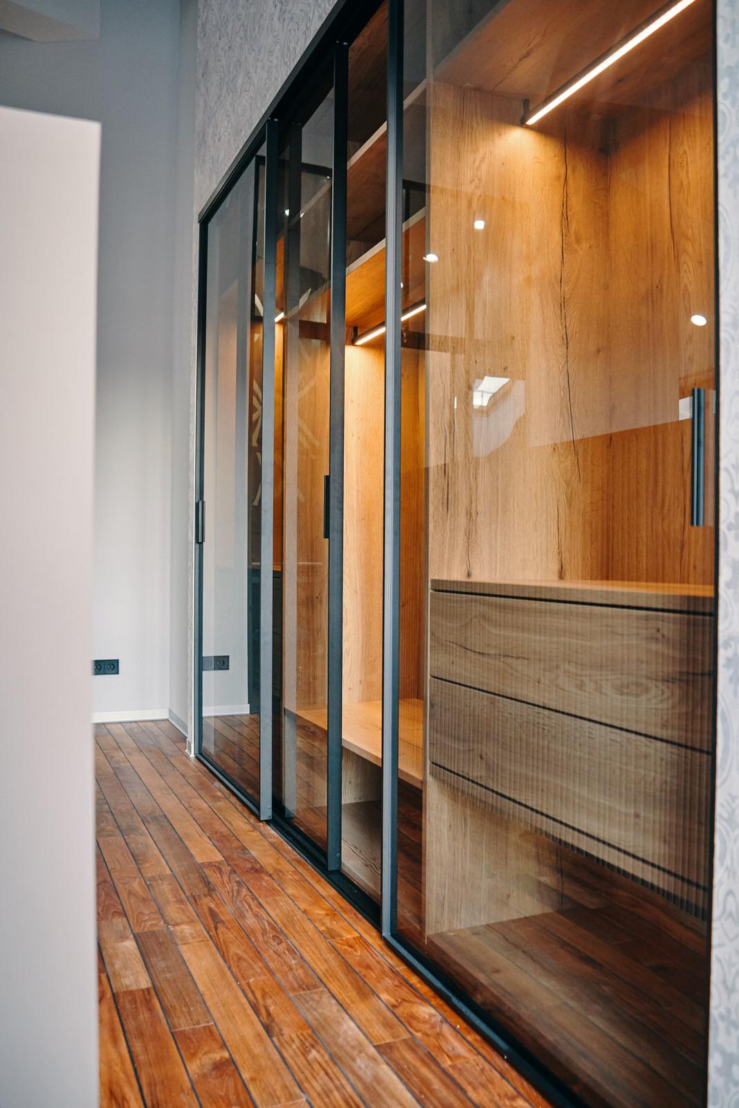 Шкаф-купе raumplus с тонированными дверьми в черном профиле S1200