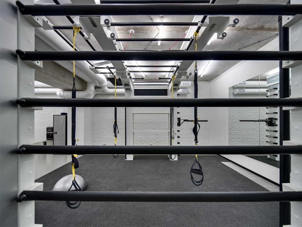 Зал для занятий йогой и TRX