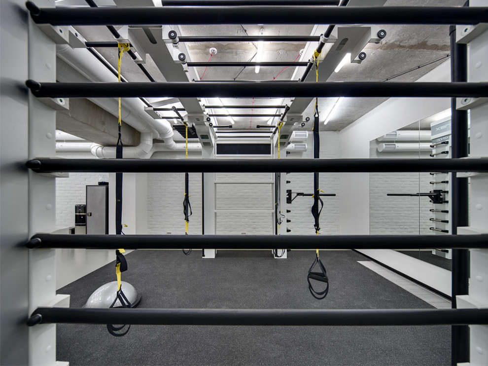 Зал для занятий йогой и TRX