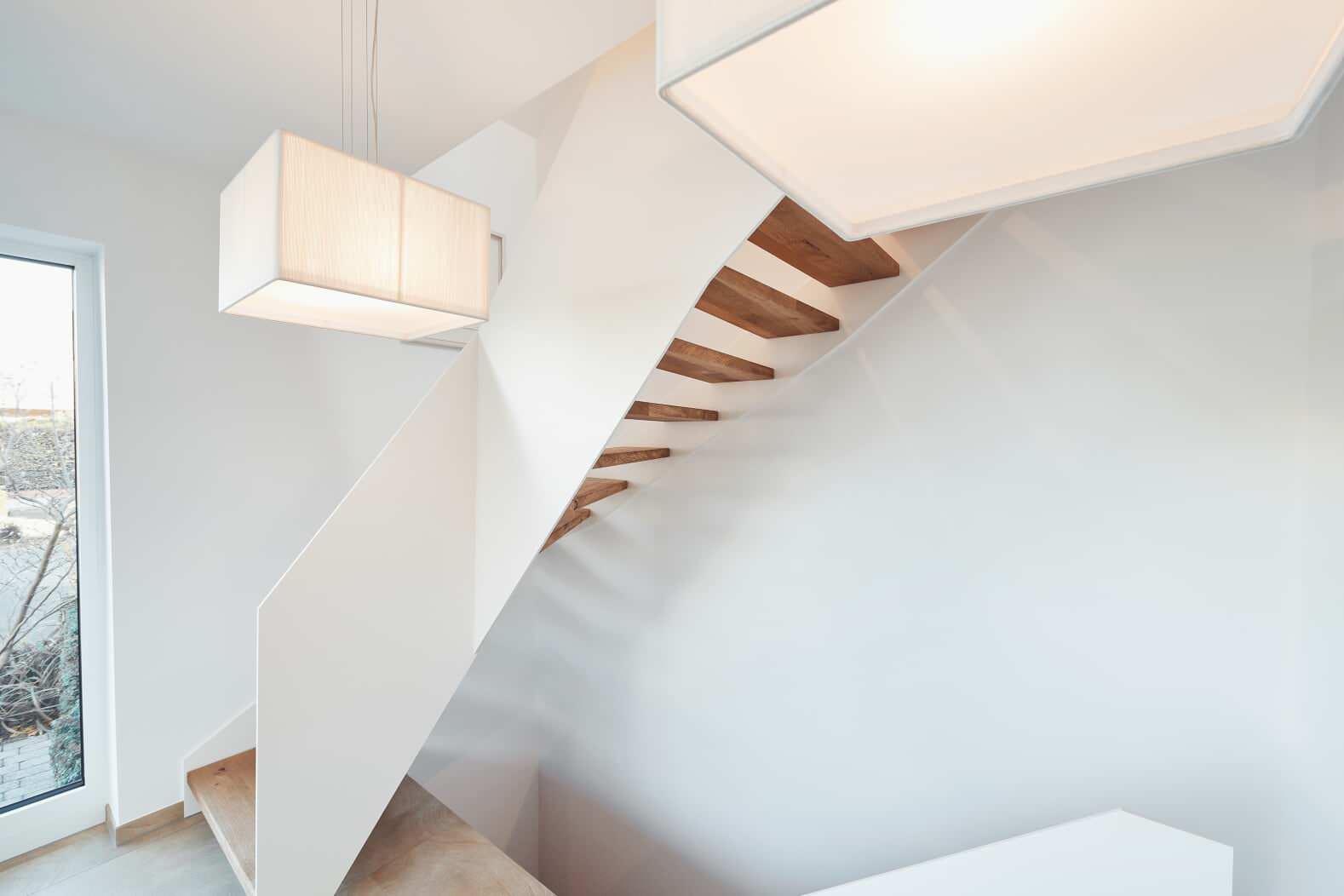 лестница из дуба с белой балюстрадой