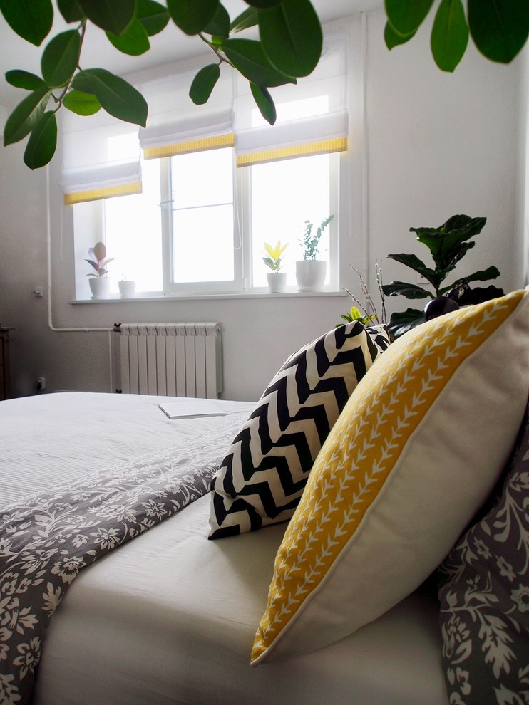 Спальня с желтыми акцентами для молодой пары