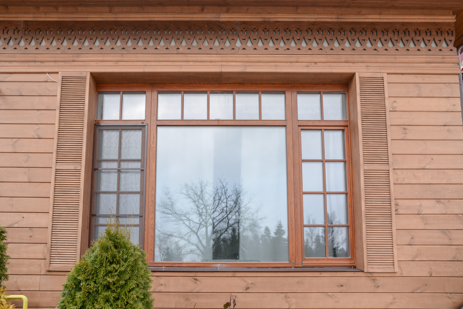 Остекление дома дубовыми окнами