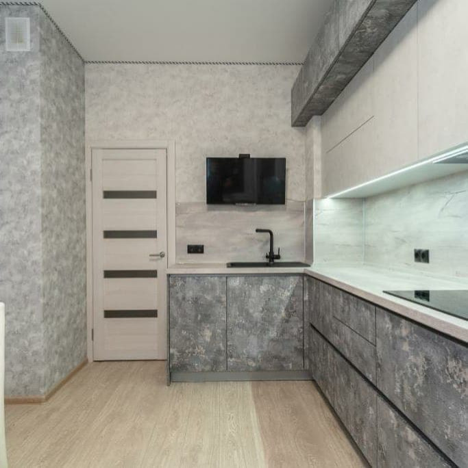 Широкая серо-белая угловая кухня в стиле лофт