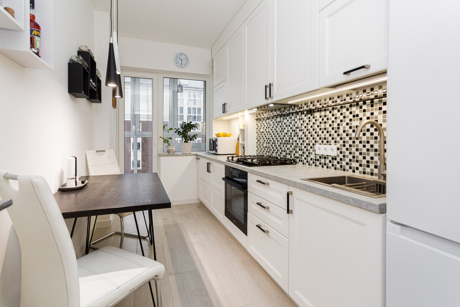 Черно-белая кухня с фартуком мозаика