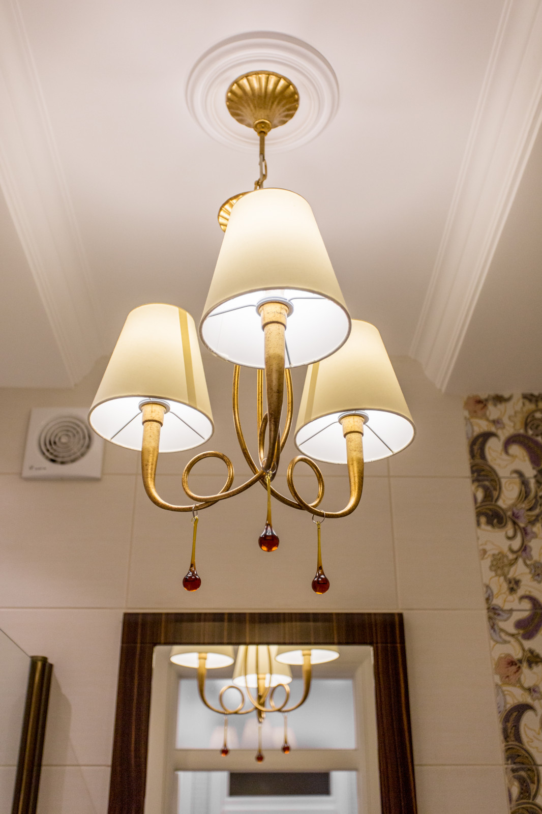 Белое, черное и яркие тона - реализованный проект квартиры в Москве.