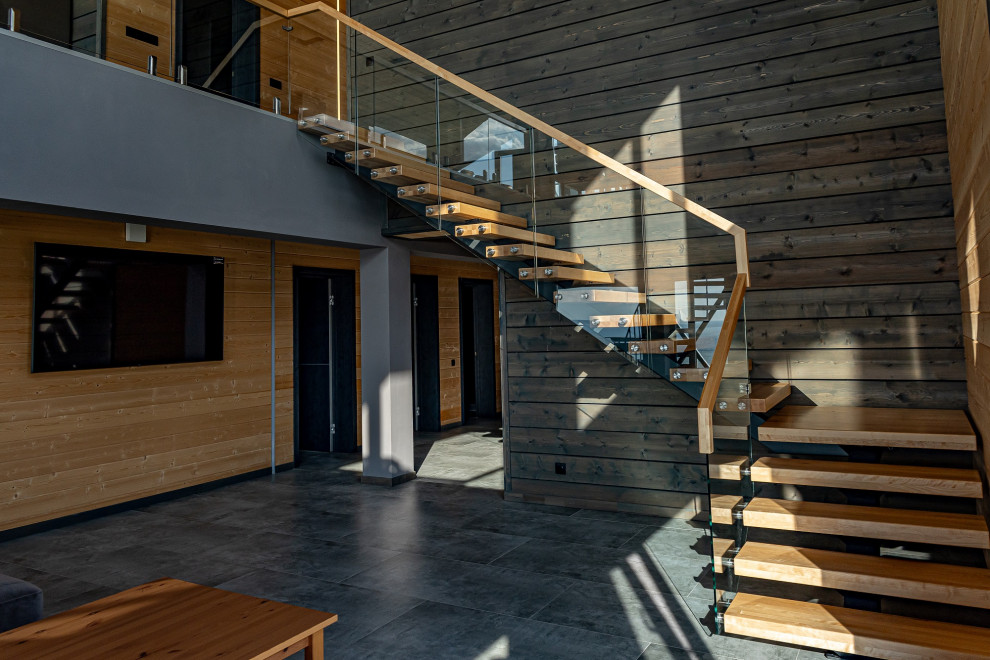 Лестница на монокосоуре со стеклянным ограждением