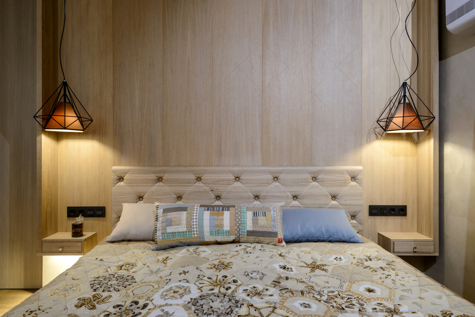 Кровать и панно из массива дуба