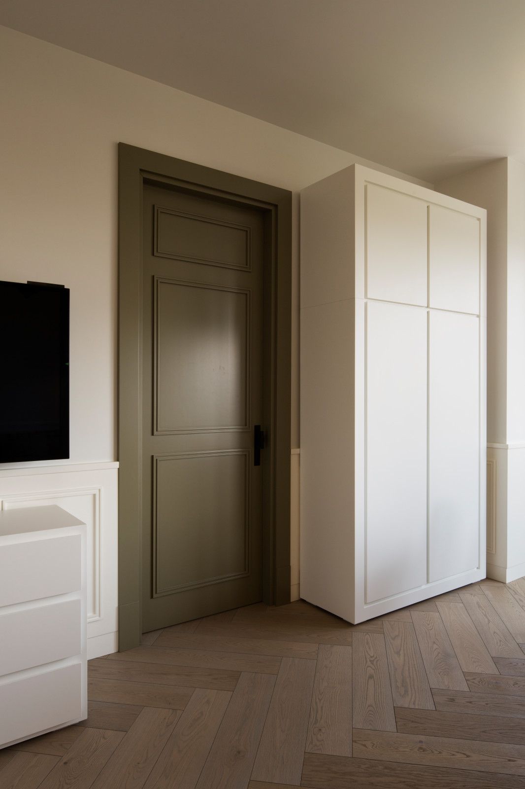 Межкомнатная дверь. Шкаф для одежды.