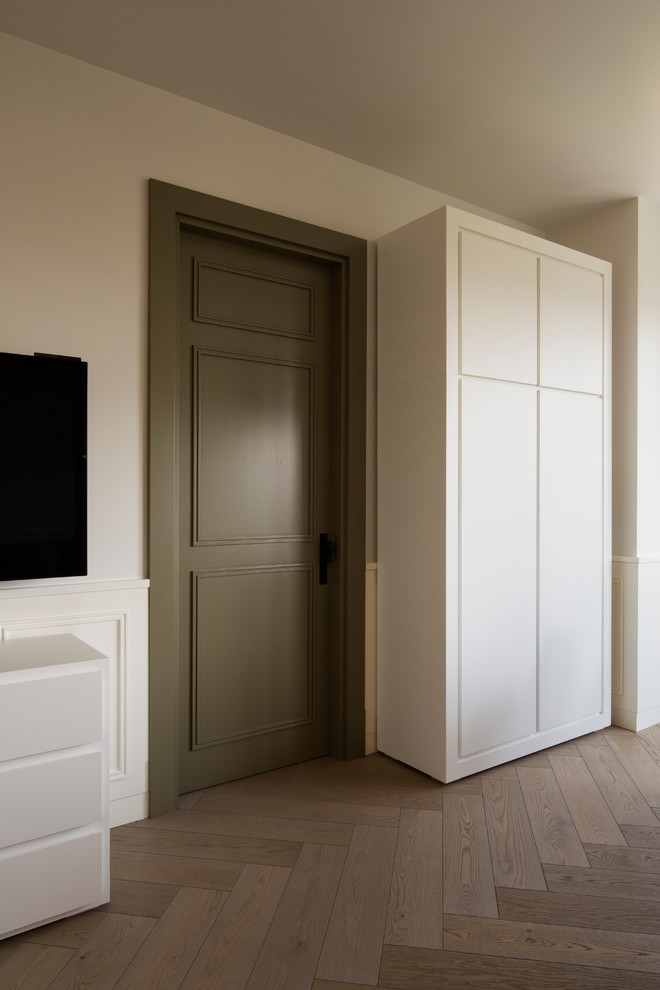 Межкомнатная дверь. Шкаф для одежды.