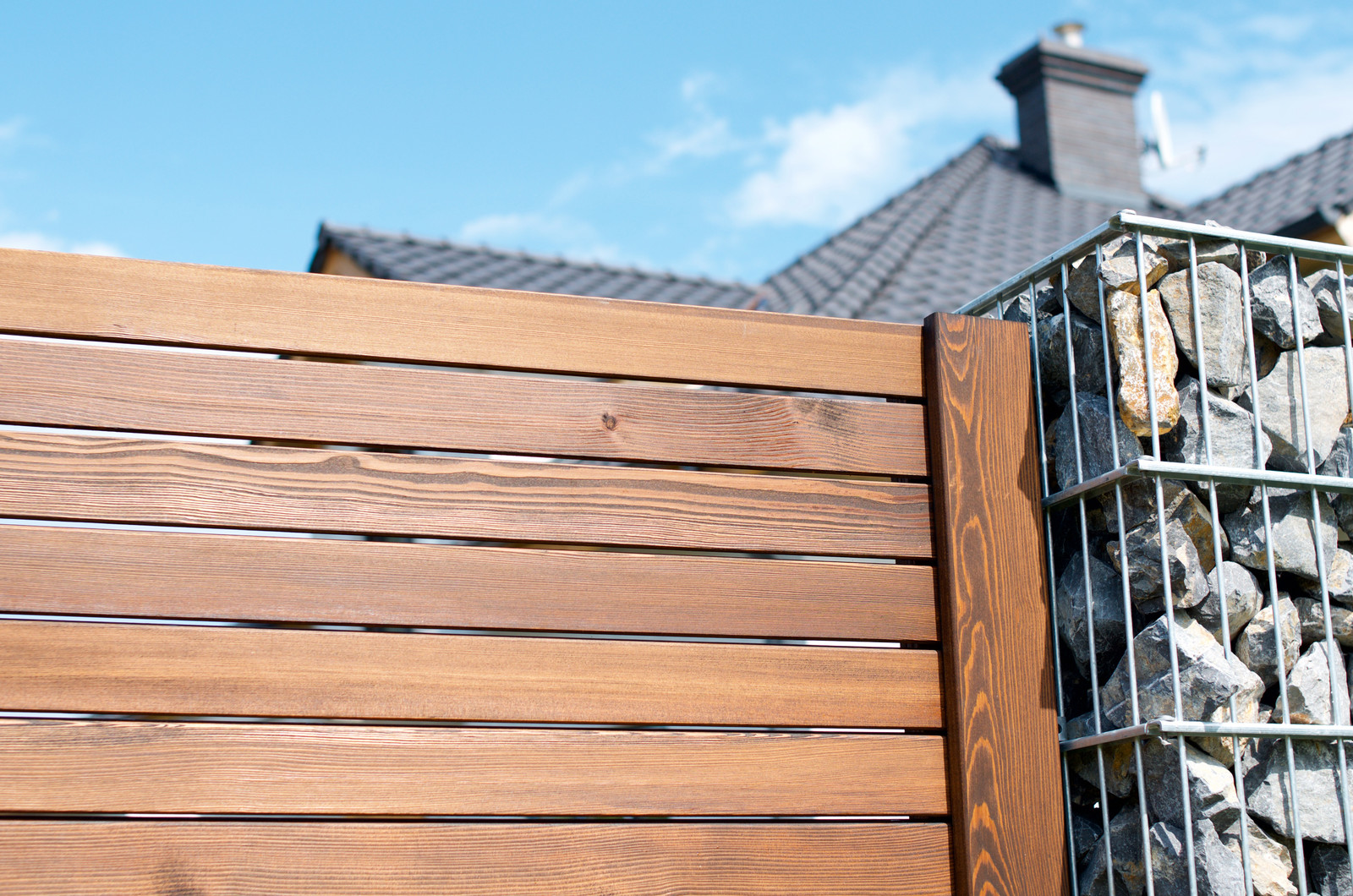 Обложка проекта: Современный забор из ромбуса лиственницы с габионами