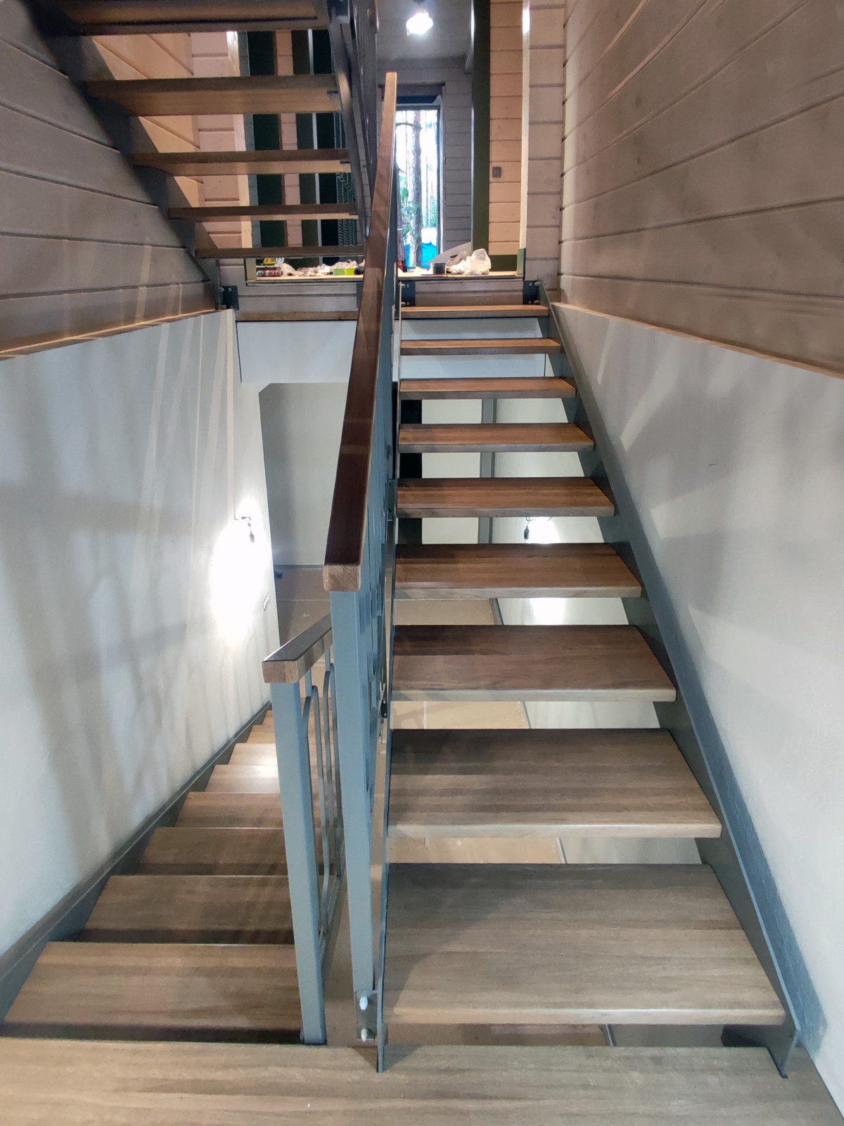 Лестница открытого типа с дубовыми ступенями