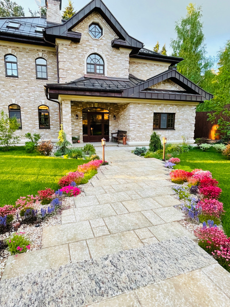 Вид на парадный вход в июне.