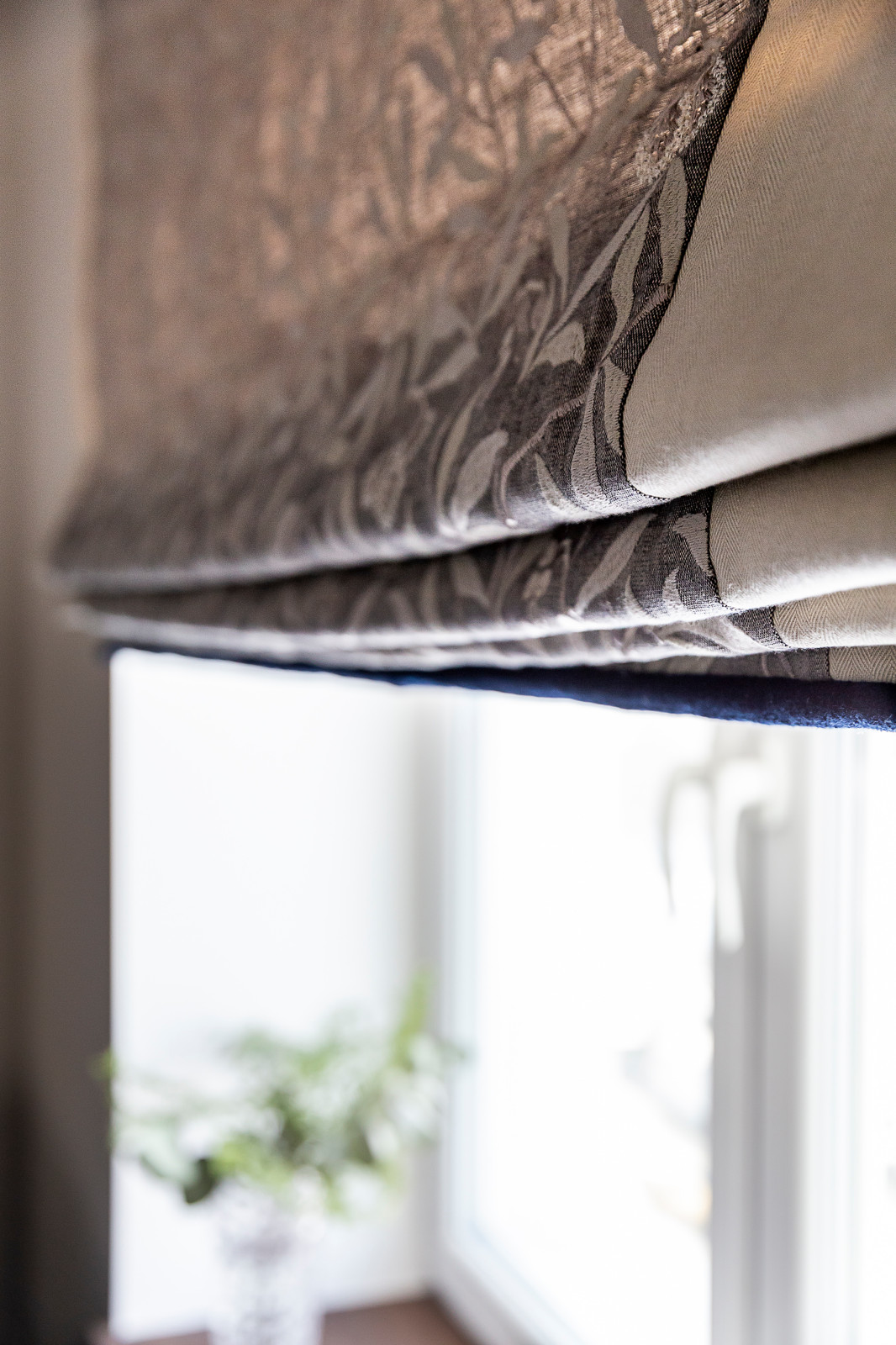 Римская штора в зоне гостиной