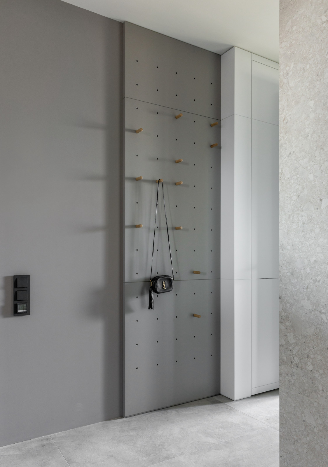 Разноуровневые крючки в прихожей