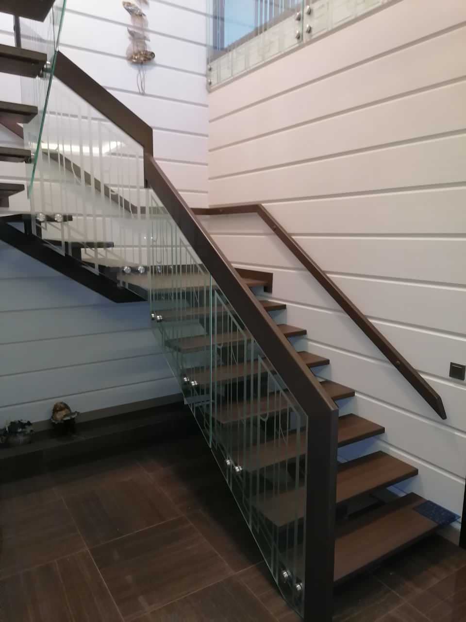 Обложка проекта: Лестница на металлокаркасе со перилами из стекла