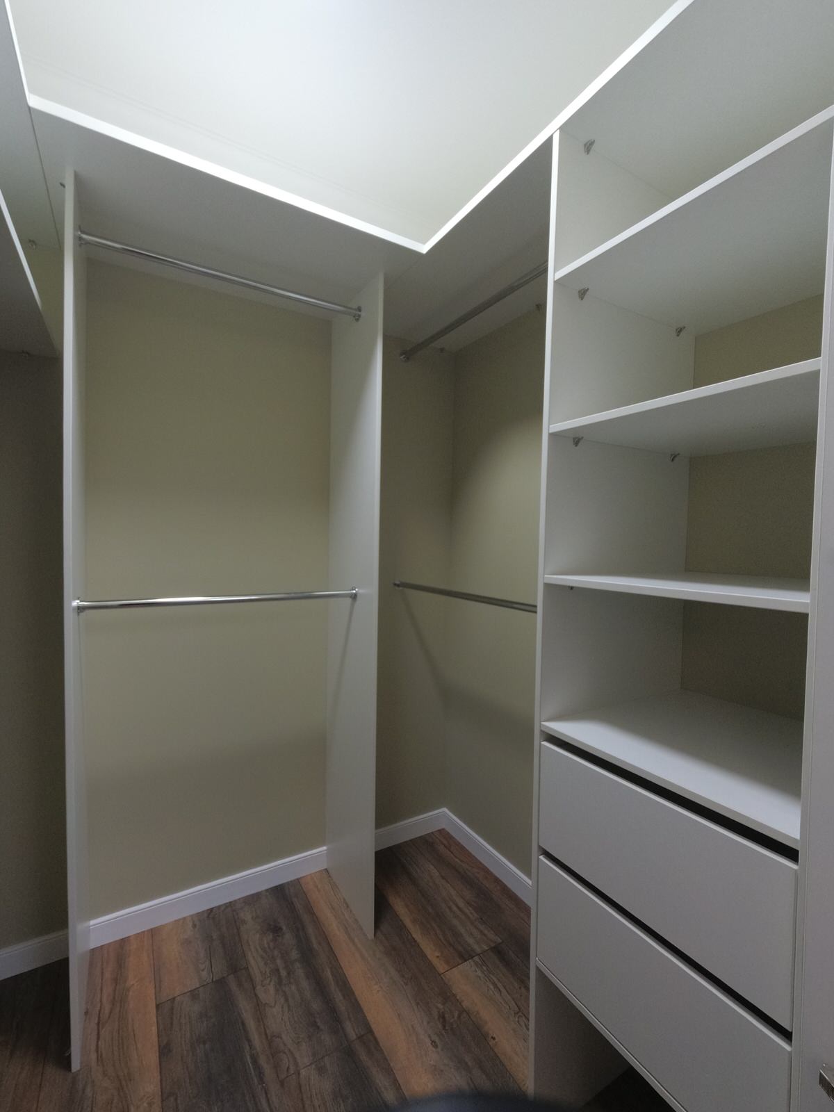 Двери-жалюзи в гардеробной