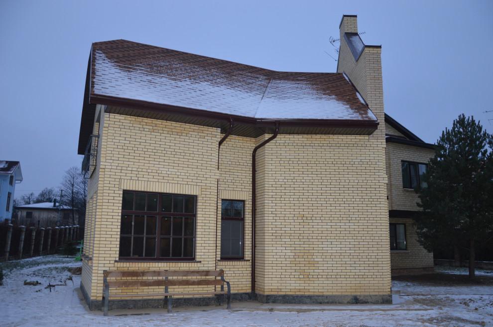 Петергоф. Дом из кирпича