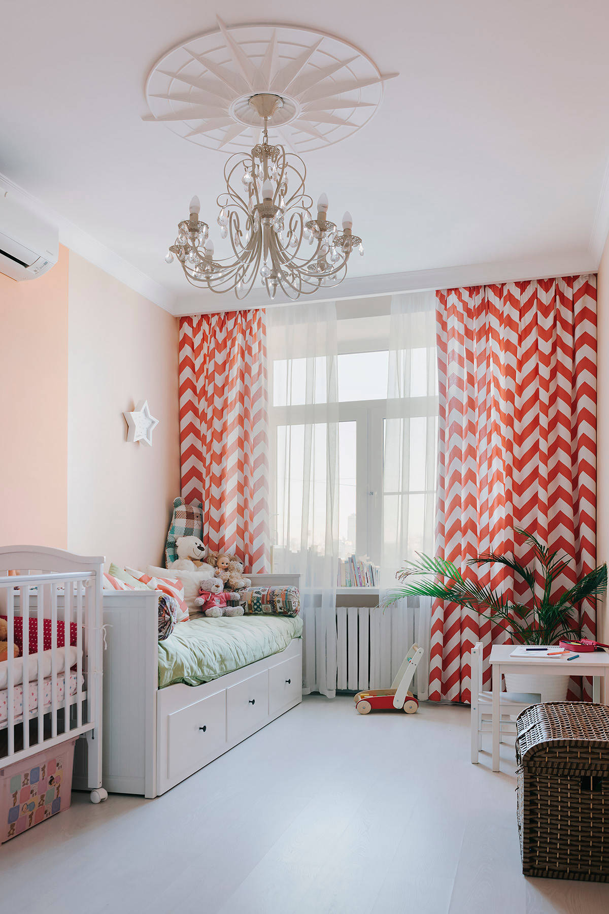 В гостях: Квартира с розовой прихожей в «сталинке»