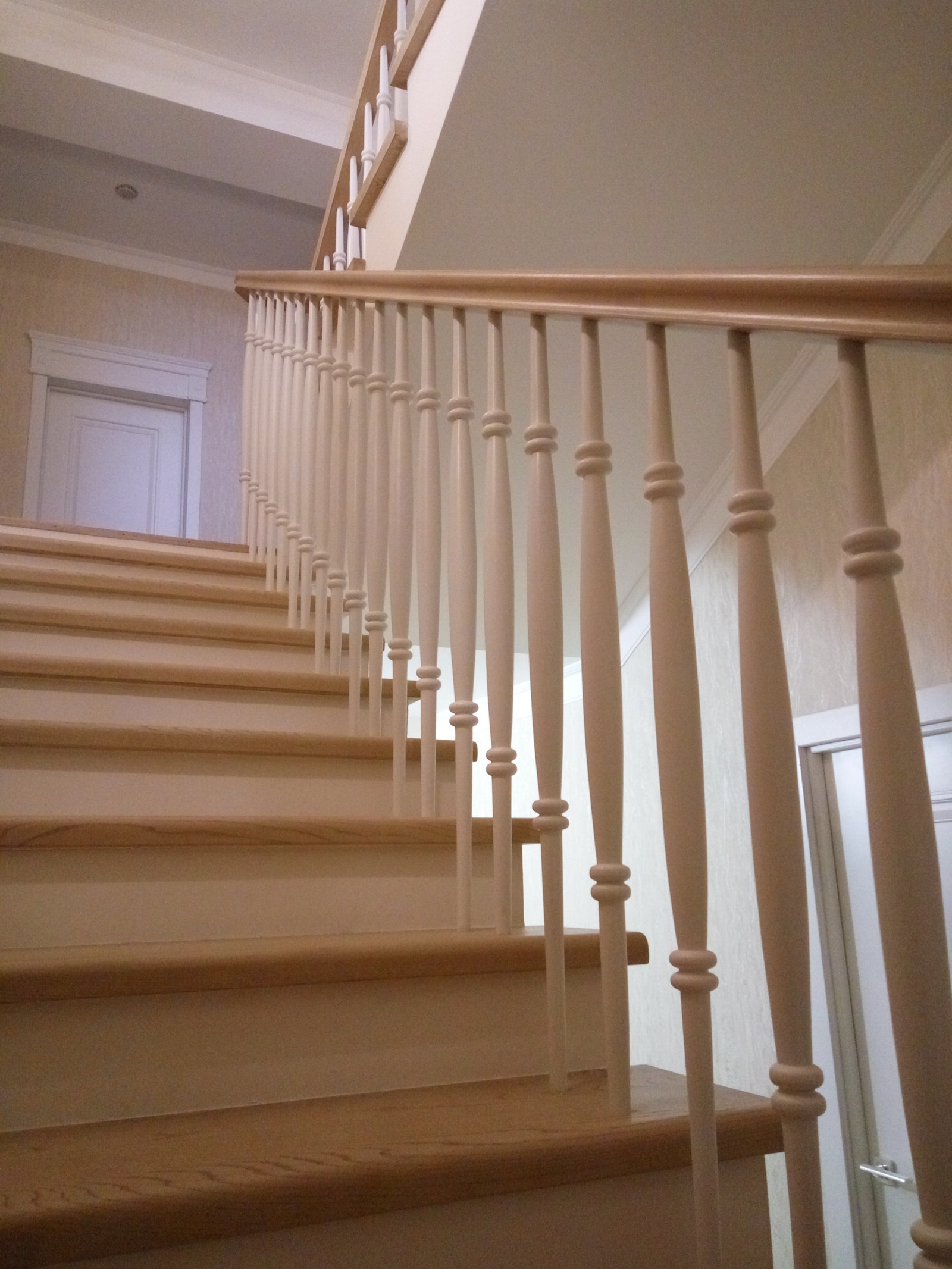 Обложка проекта: Лестница из массива ясеня в поселке Сахарный дол