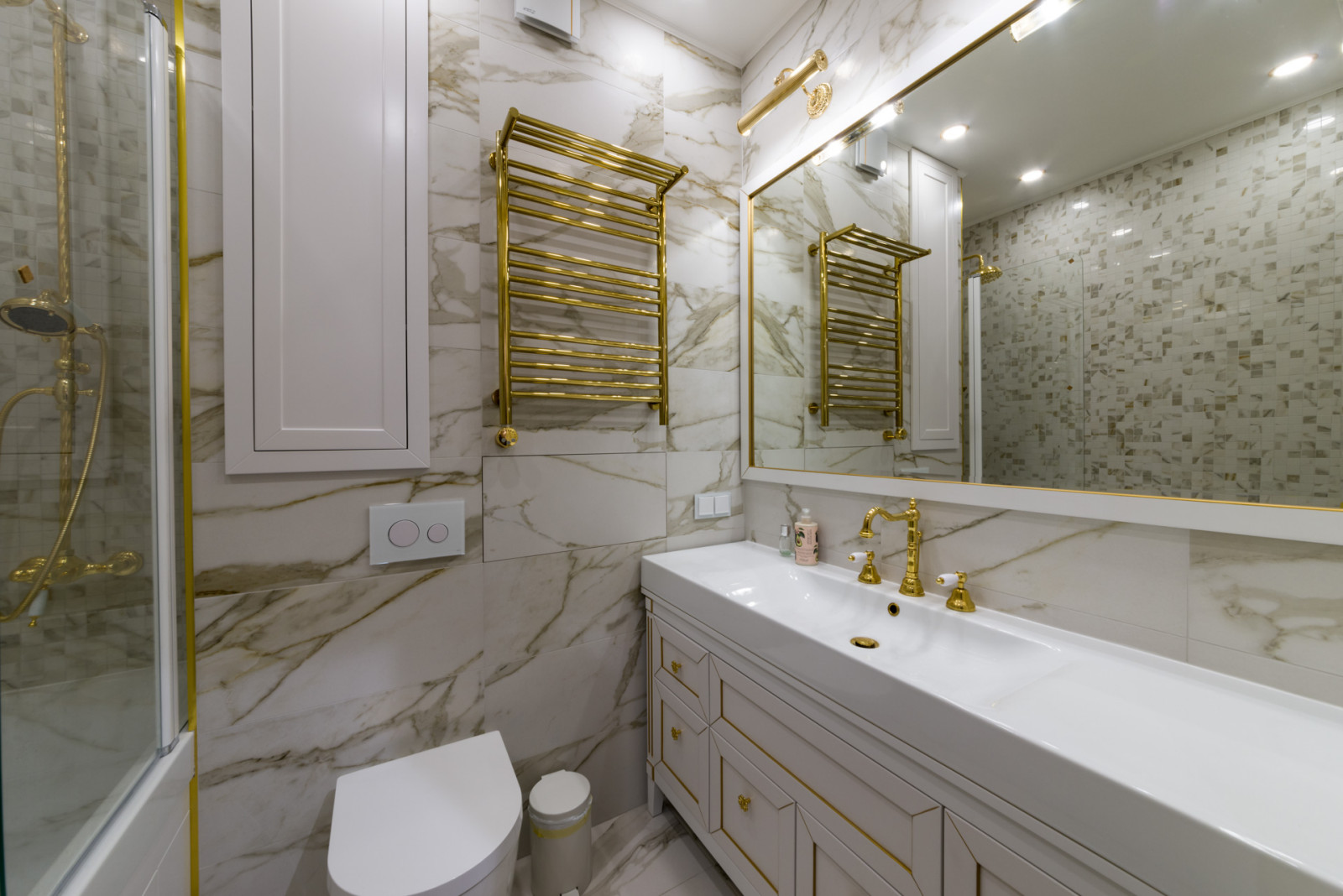 Ванная комната с большим зеркалом