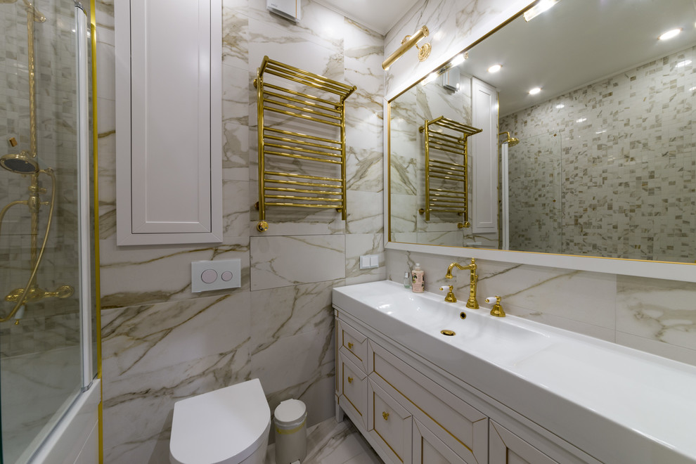 Ванная комната с большим зеркалом