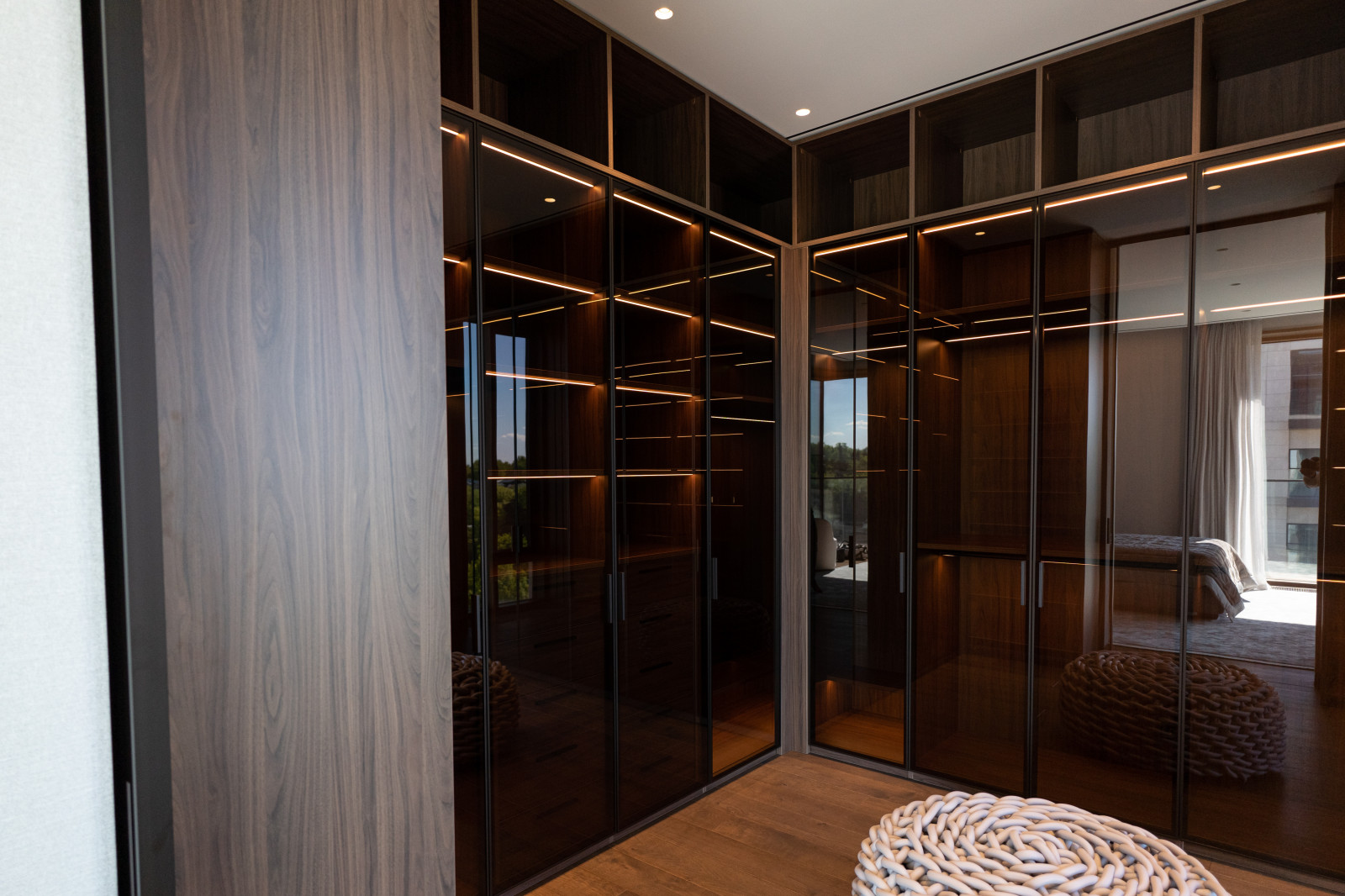 Гардеробная комната с распашными стеклянными RPE фасадами