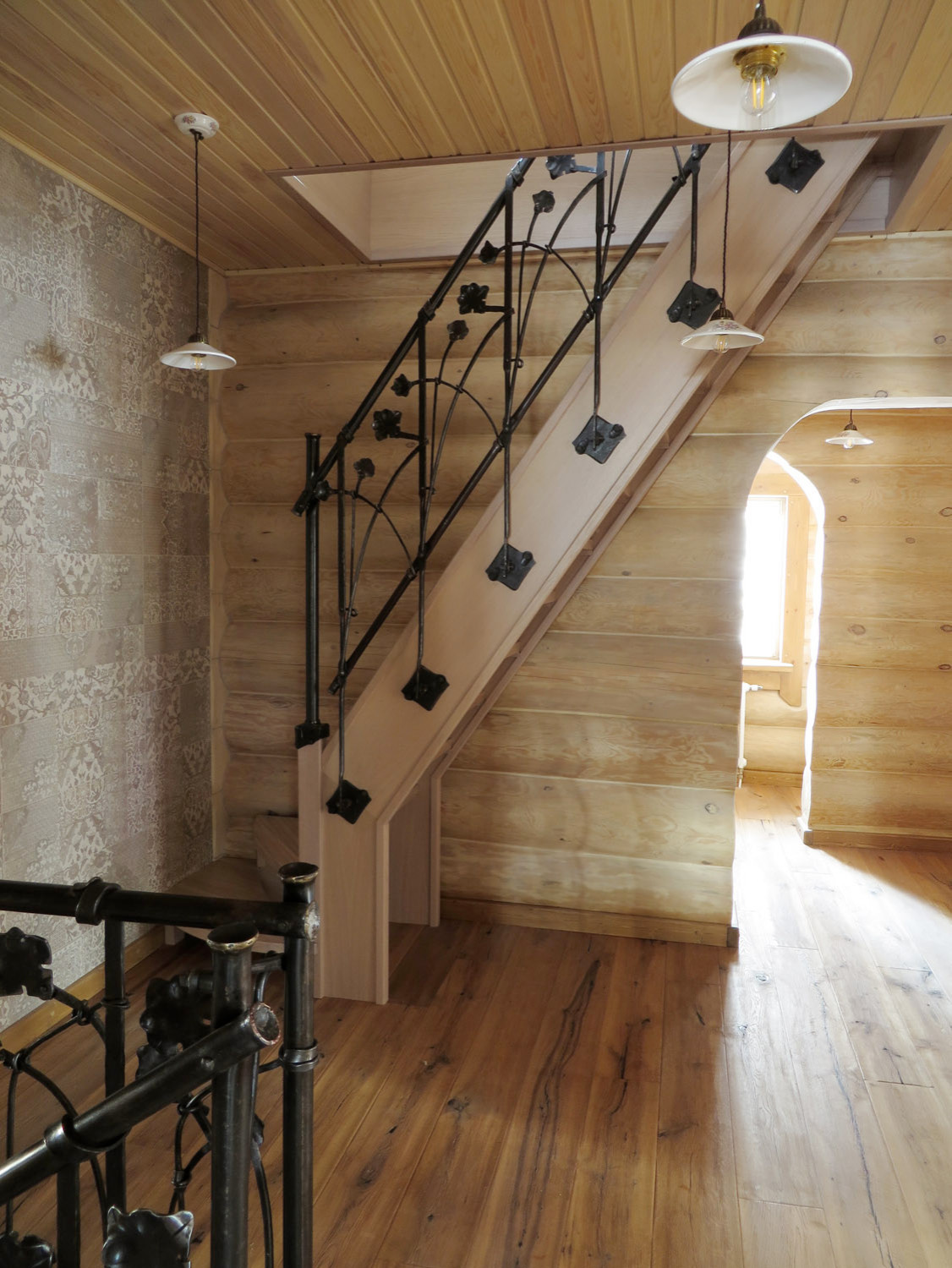 Кованое ограждение лестницы для деревянного дома.