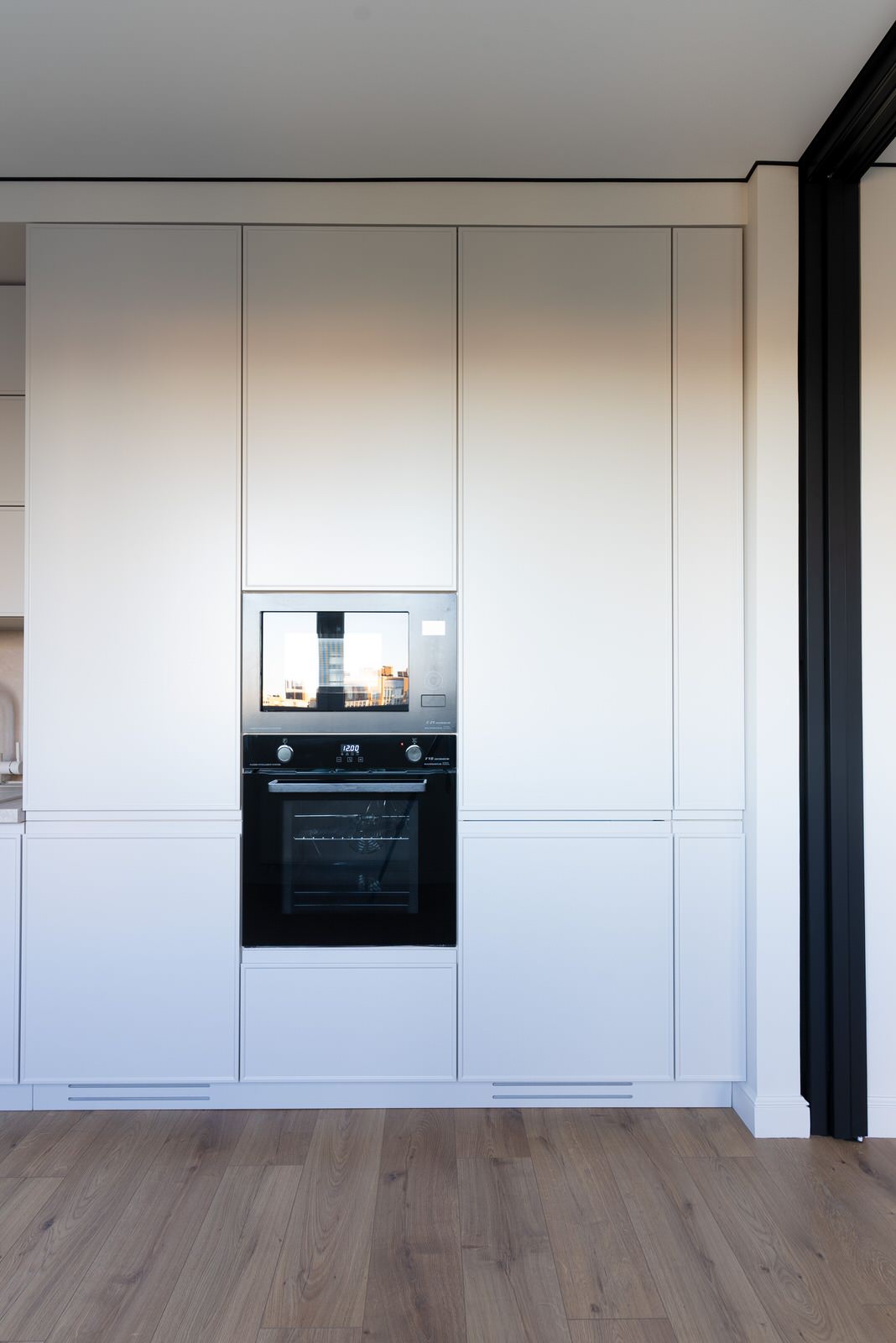 Монохромная кухня до потолка с интересными решениями