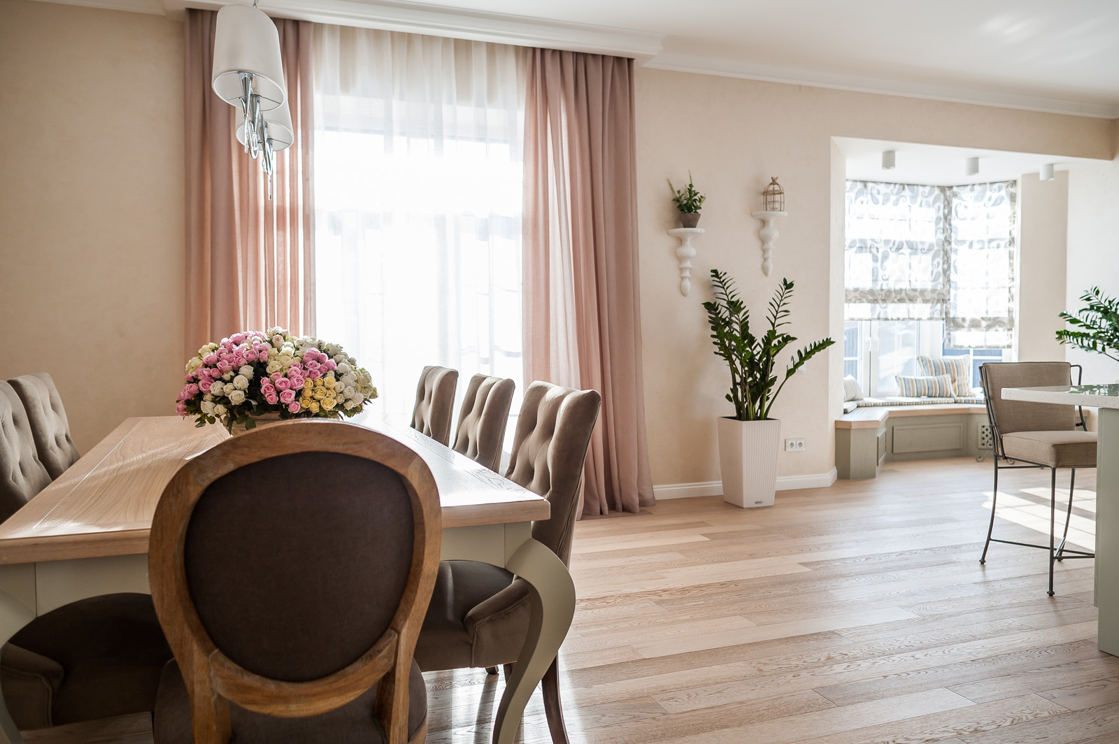 Загородный дом с розовой столовой