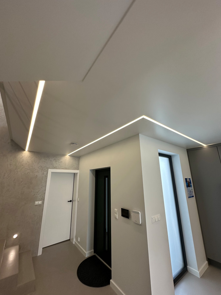 Обложка проекта: Biały satynowy sufit napinany w domu jednorodzinnym 170m