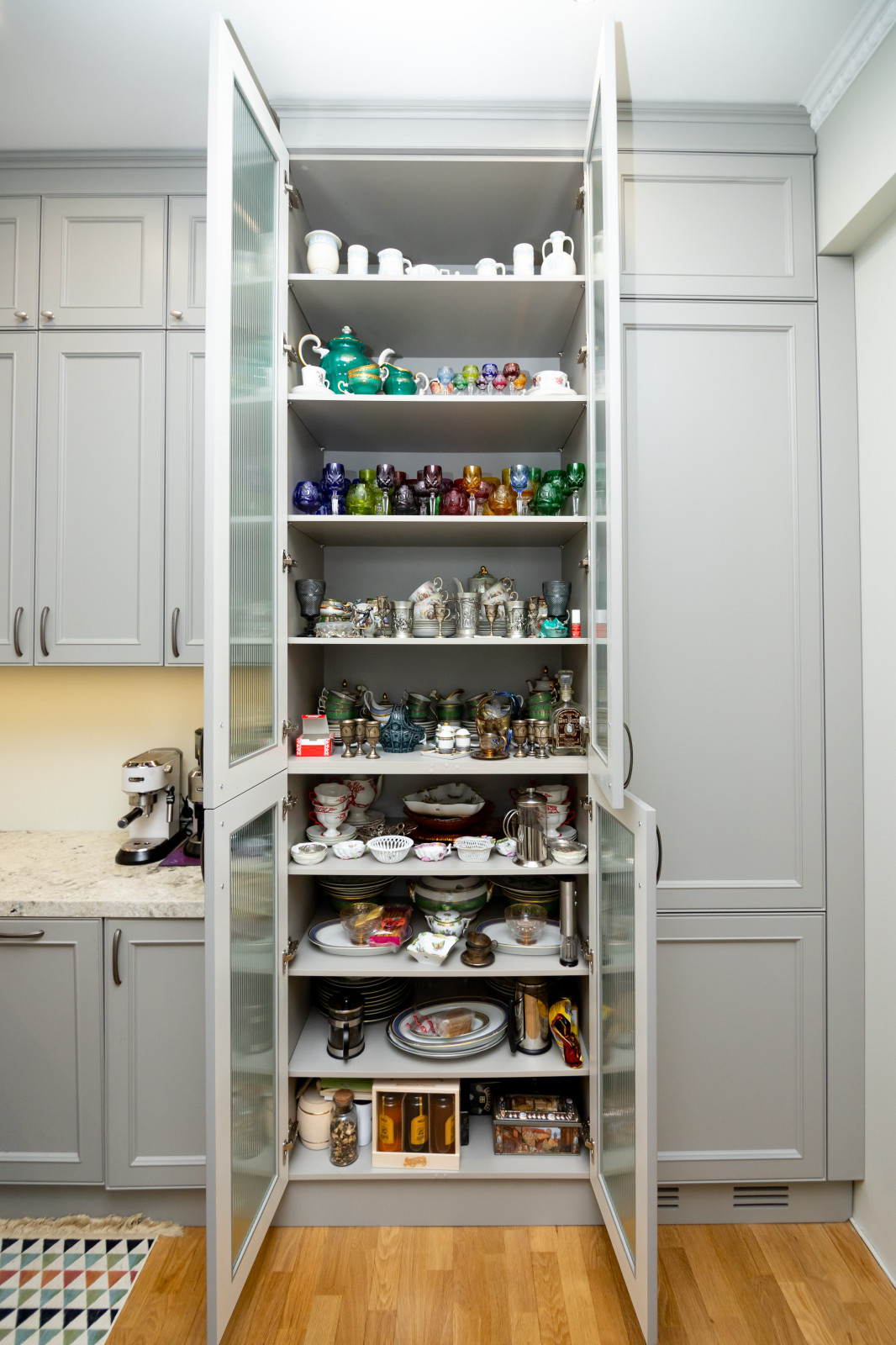 Светло-серая кухня в классическом стиле