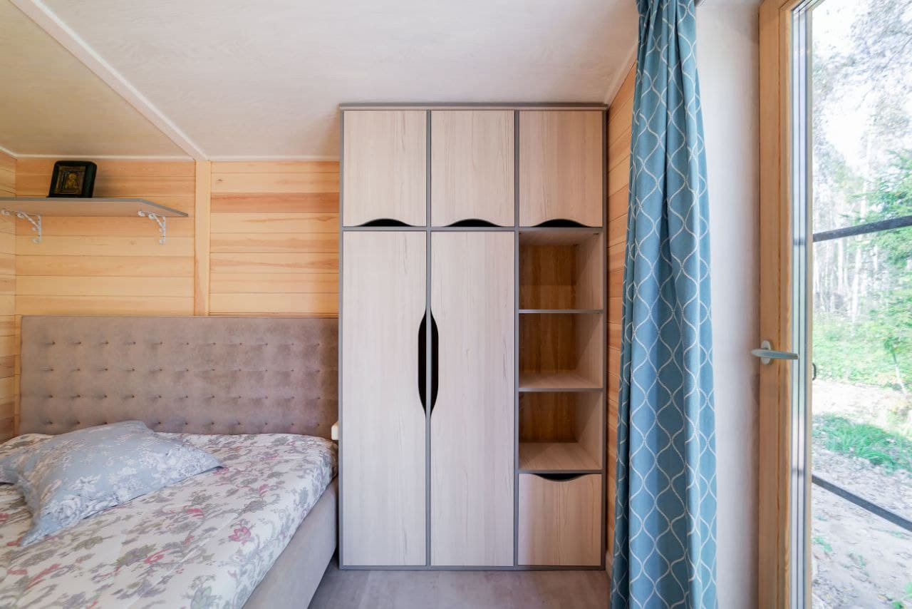 Мебель для спальни с подвесным столиком в загородный дом