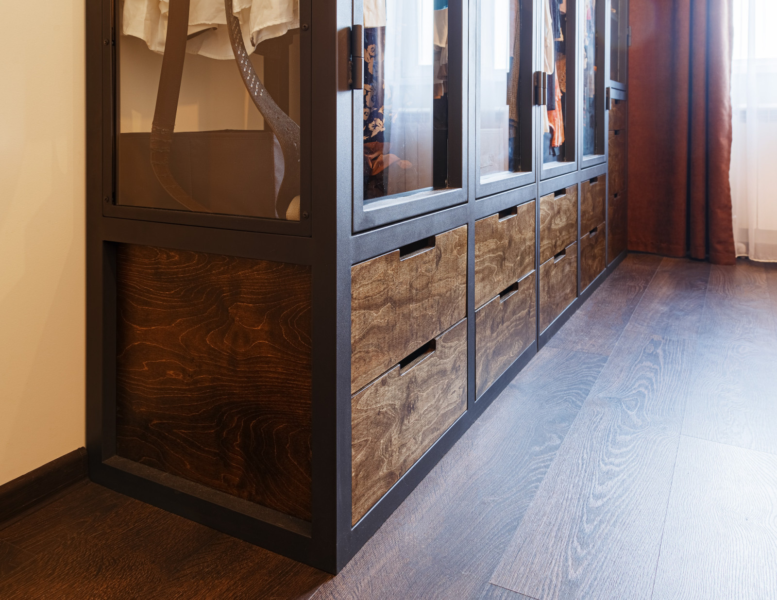 Гардеробная со стеклянными дверцами